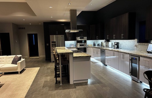Burley Apartamento | Premium 2-bedroom deluxe luxury suite above a private speakeasy
