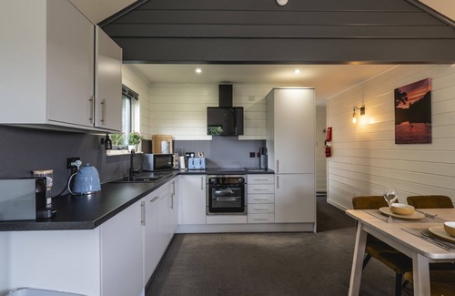 Pitlochry Cabina | Premium 2 Bedroom pet-friendly Lodge with woodburner and amazing views just outside Pitlochry, Perth