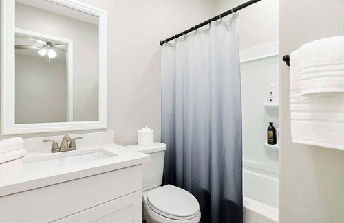 Glendale Apartamento | Premium 3Bed | 2BR | 2Bath | 70" Smart TV | 2Bath