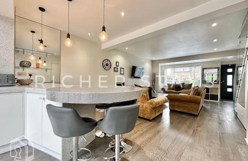 Borehamwood Casa | Premium 3BR House, French Doors and Private Garden