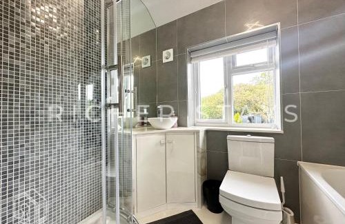 Borehamwood Casa | Premium 3BR House, French Doors and Private Garden