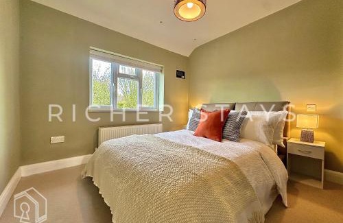 Borehamwood Casa | Premium 3BR House, French Doors and Private Garden