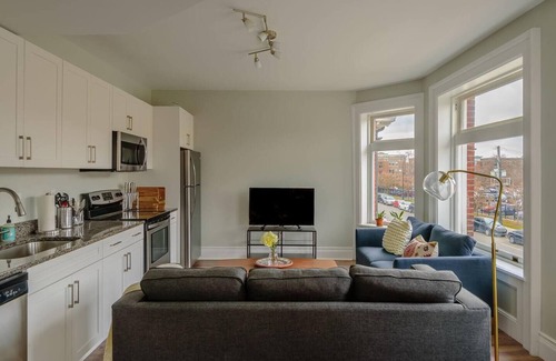 Midtown Apartamento | Premium Bi-level Apartment in Heart of Midtown!
