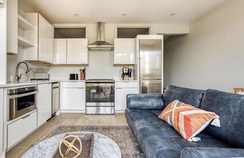 H Street Corridor Apartamento | Premium H Street 1BR w/ W/D, nr Light Rail Station & Buses, by Blueground
