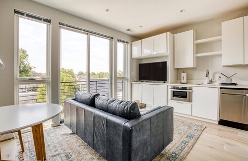 H Street Corridor Apartamento | Premium H Street 1BR w/ W/D, nr Light Rail Station & Buses, by Blueground