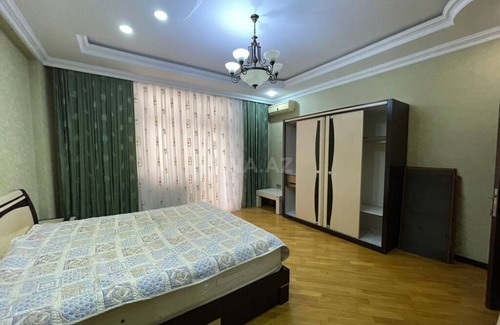 Yasamal Cama Y Desayuno | Premium Master Bedroom with AC, Attached Balcony & Bath,WiFi in Center Baku