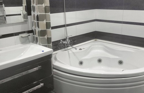 Yasamal Cama Y Desayuno | Premium Master Bedroom with AC, Attached Balcony & Bath,WiFi in Center Baku