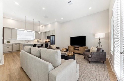 Spring Branch Central Casa | Premium New Construction 3-bedroom - 15 Min to Downtown