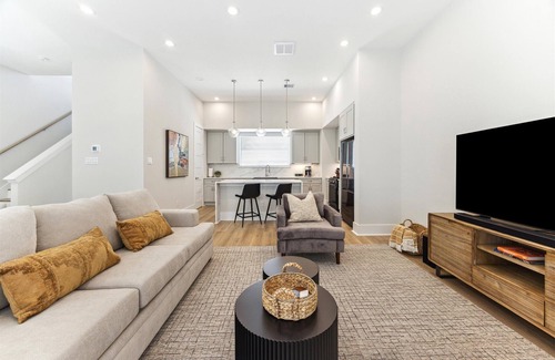 Spring Branch Central Casa | Premium New Construction 3-bedroom - 15 Min to Downtown