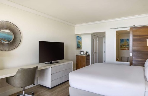 Garrison Historic Area Hotel | Premium Ocean View 1 King Bed