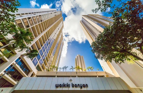 Waikiki Apartamento | Premium Remodeled Condo in Waikiki with 2 Beds and Parking
