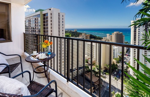 Waikiki Apartamento | Premium Remodeled Condo in Waikiki with 2 Beds and Parking