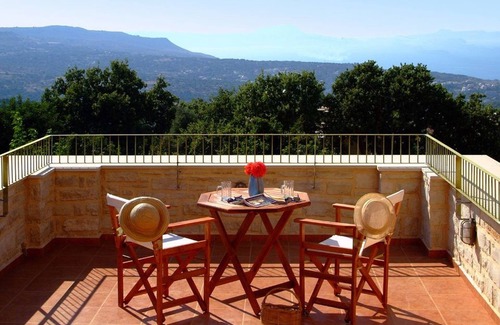 Prines Villa | Premium Rethymno Villa | 3 Bedrooms | Villa Hinaki | Private Garden | Private Outdoor Pool | BBQ | Outdoor Sitting and Dining Area | Prines