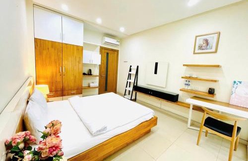 Tan Thuan Dong Apartamento | Premium Room with Balcony - Free Pick Up Airport and laundry