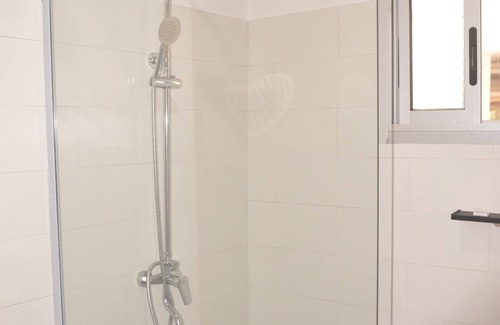 Kribi Hotel | Habitacion Doble-Confortable-Baño con ducha-Vista al Mar