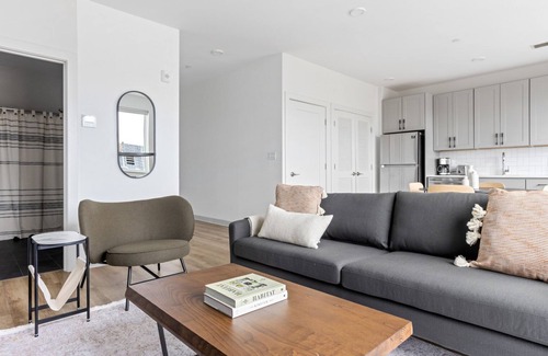 Dorchester Apartamento | Premium Savin Hill 2BR w/ W/D, near Red Line & Shops, by Blueground