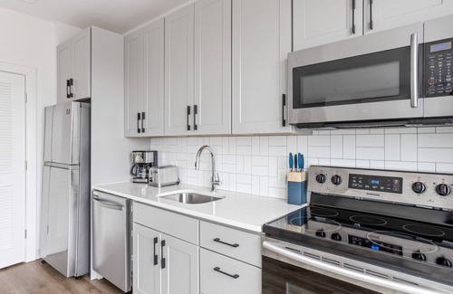 Dorchester Apartamento | Premium Savin Hill 2BR w/ W/D, near Red Line & Shops, by Blueground