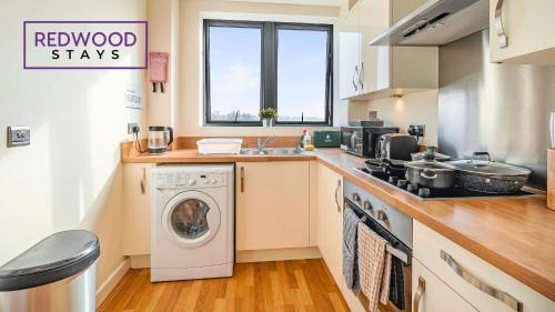 Basingstoke Casa | PREMIUM SERVICED APARTMENT IN BASINGSTOKE TOWN CENTRE WITH FREE PARKING, FREE WiFi AND NETFLIX, PERFECT FOR BUSINESS STAYS, FAMILIES, RELOCATIONS, EXTENDED STAYS, AND EMERGENCY ACCOMMODATION by REDWOOD STAYS