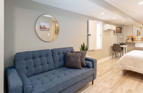 Abingdon Apartamento | Premium Studio in Historic District, Walking Distance to Restaurants & Shops!