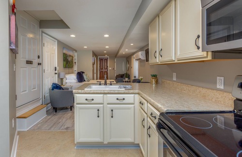 Abingdon Apartamento | Premium Studio in Historic District, Walking Distance to Restaurants & Shops!