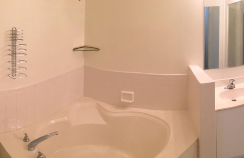 Weston Apartamento | Premium Suite for Long Term Stay in quiet neighborhood. Move in with suitcase!