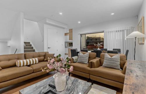 Mangere Casa | Premium Townhouse w Sunset Views close to Airport