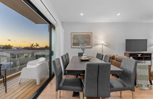 Mangere Casa | Premium Townhouse w Sunset Views close to Airport