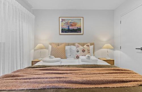 Mangere Casa | Premium Townhouse w Sunset Views close to Airport