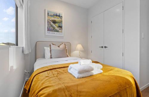 Mangere Casa | Premium Townhouse w Sunset Views close to Airport