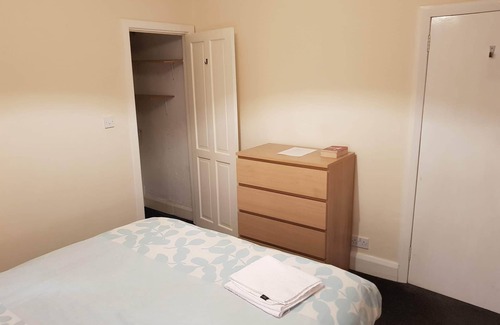 Prenton Casa | Prenton 1 Double Room near Liverpool