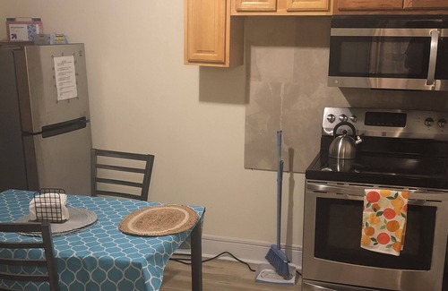 Williamsbridge Casa | Presenting to you a cozy 2 bedroom apartment on a second floor of a house.
