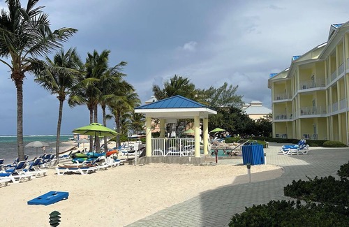 Colliers Bay Condominio | President's Wk-Oceanfront spacious beautiful Studio apartment with private patio