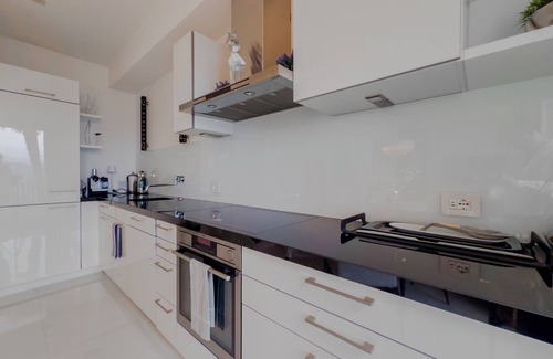 Parzanica Apartamento | Prestige Lake Skyline