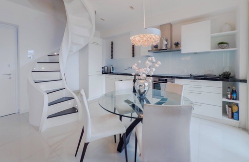Parzanica Apartamento | Prestige Lake Skyline
