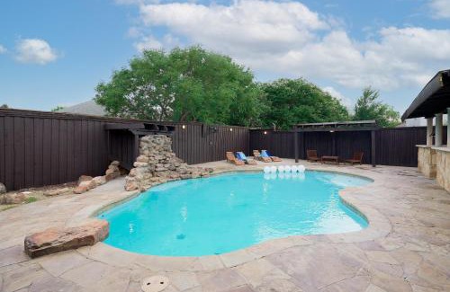 Sachse Casa | Prestigious 5BR 3,5BA Holiday Home with Pool, Sauna, Game Room & Bar