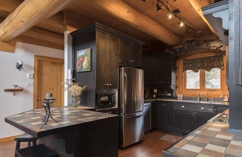 Les Pays-d'en-Haut Regional County Municipality Chalet De Esquí | Prestigious chalet built exclusively using the Scandinavian log method.