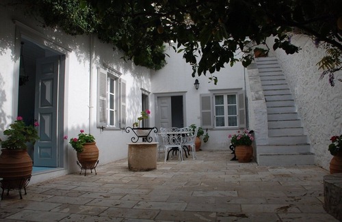 idhra Casa | Bonita casa de 3 dormitorios en la ciudad de Hydra cerca del puerto, sin escalones, patio de pvt