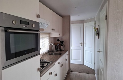 Serooskerke Chalet De Esquí | Pretty chalet with free WiFi on a friendly camping site