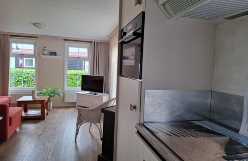 Serooskerke Chalet De Esquí | Pretty chalet with free WiFi on a friendly camping site