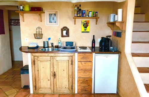 La Bruguiere Apartamento | Pretty duplex with garden and terraces near Uzes