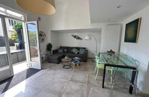 Mandelieu-la-Napoule Beach Casa | Pretty harbour house with garden