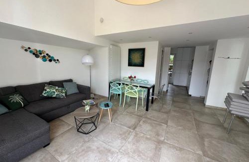 Mandelieu-la-Napoule Beach Casa | Pretty harbour house with garden