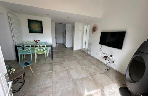 Mandelieu-la-Napoule Beach Casa | Pretty harbour house with garden