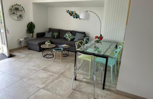 Mandelieu-la-Napoule Beach Casa | Pretty harbour house with garden