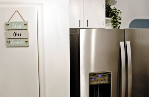 Southwest Edmonton Casa | Pretty home in the heart of Edmonton. Main floor, Pet-Friendly!