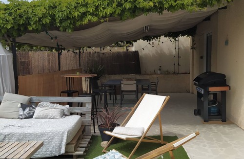 Meze Casa | Pretty house near center, port and pond.