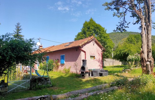 Ore Casa | Bonita casa rosa con persianas azules