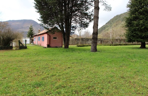 Ore Casa | Bonita casa rosa con persianas azules
