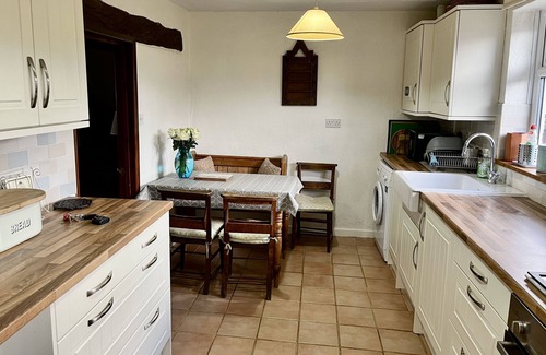 Hay on Wye Cabaña | Pretty stone cottage, centre of Hay-on-wye town, private parking & fast wifi