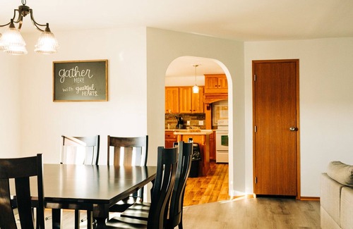 Dundee Casa | Pretty view W/Hot tub! King Suite! 15 min to the Worlds Largest Cuckoo Clock!